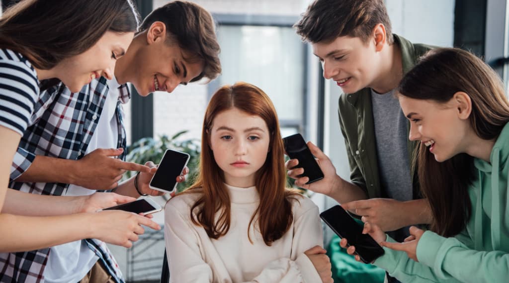 O que é cyberbullying? Conheça os tipos, consequências e como evitar