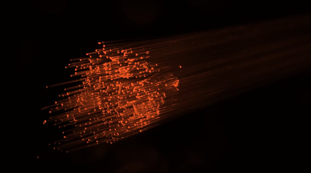 O que é fibra óptica? Confira tipos, vantagens e desvantagens