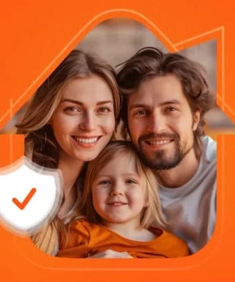 Banner publicitário com fundo totalmente laranja mostrando uma foto de família sorridente emoldurada no contorno de uma casa. À esquerda, há um texto escrito "SEGURO RESIDENCIAL" sob o desenho de um telhado e um ícone de escudo com um visto de aprovação.