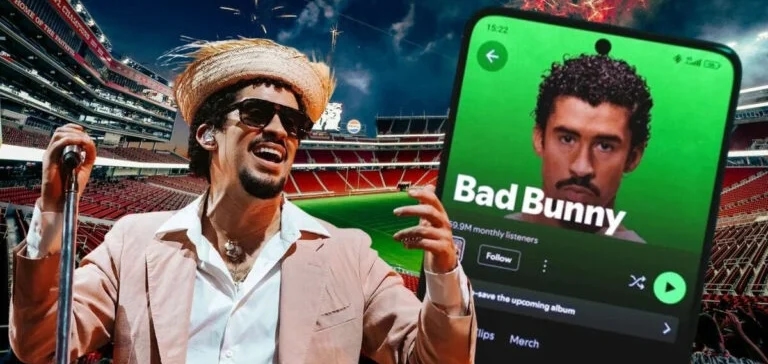 Montagem fotográfica mostrando o cantor Bad Bunny sorrindo de terno rosa e chapéu de palha em um estádio lotado com fogos de artifício (à esquerda) e a tela de um celular exibindo seu perfil oficial do Spotify com 59,9 milhões de ouvintes mensais (à direita).