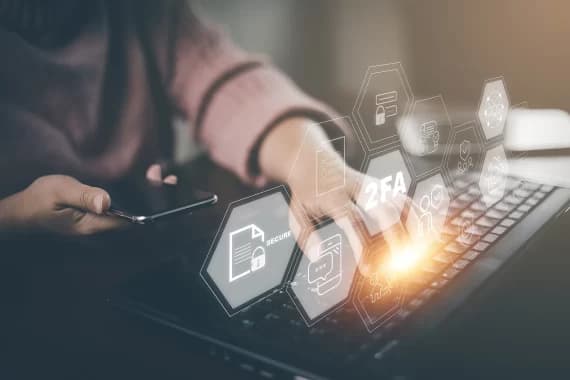 bigstock-smartphone-with-cybersecurity-456225593-e1669834953641-1-webp É seguro baixar apps fora da Play Store?